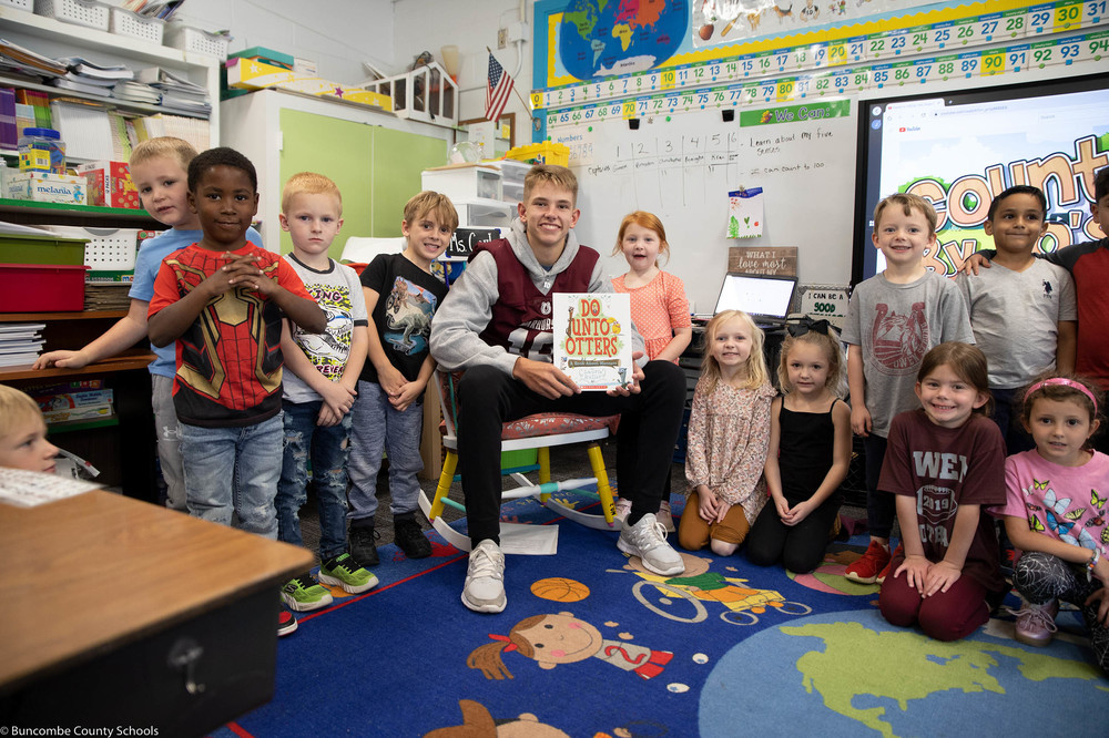 Owen High School football player reading to students