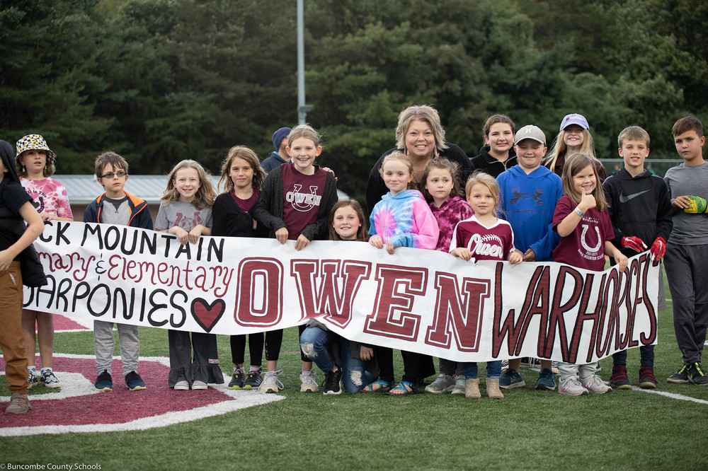 Black Mountain Primary principal Kelly Owen with students of the Owen district.
