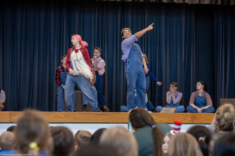 Enka High Theater Performs for Elementary Students