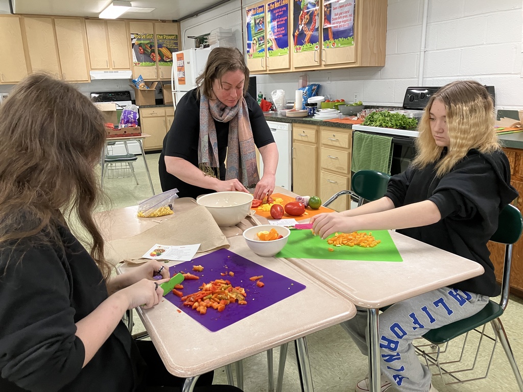 Students in Mrs. Ebner's Exploring Nutrition & Wellness class making salsa