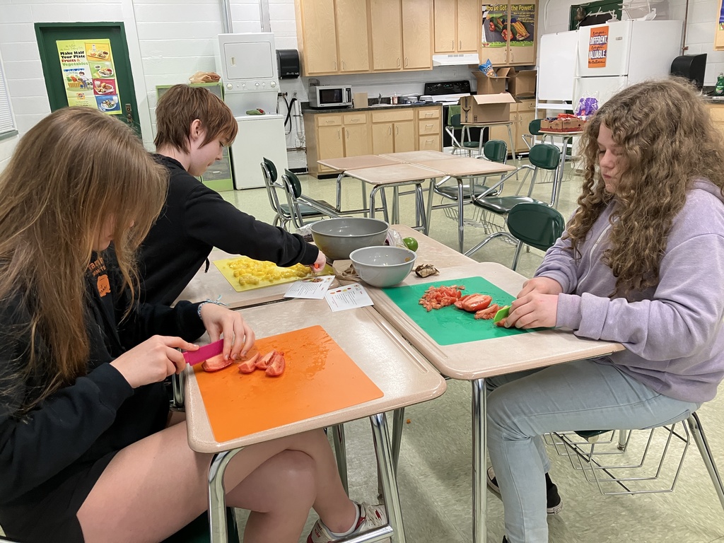 Students in Mrs. Ebner's Exploring Nutrition & Wellness class making salsa